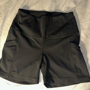 YOGALICIOUS 5in shorts with pockets